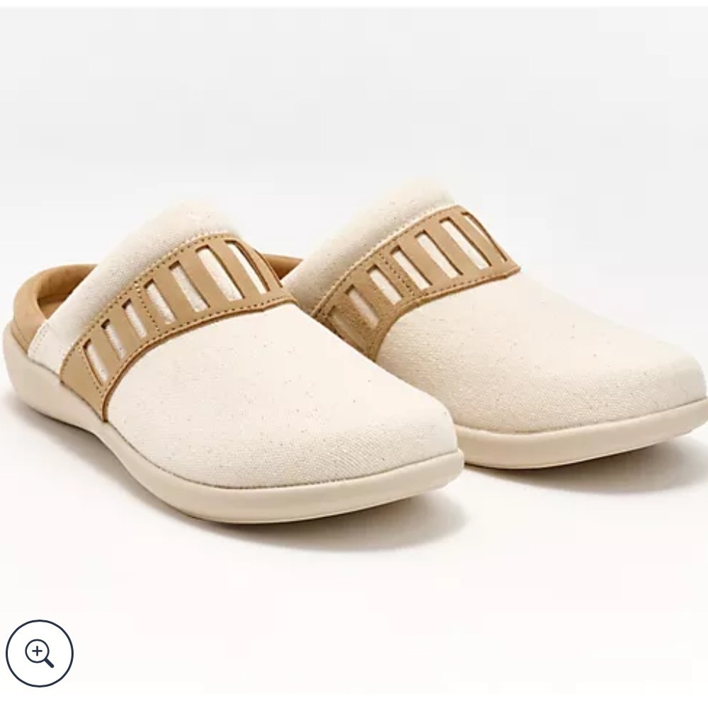 Revitalign Orthotic Canvas Clogs Maria Cream 5.5D 5.5 Wide